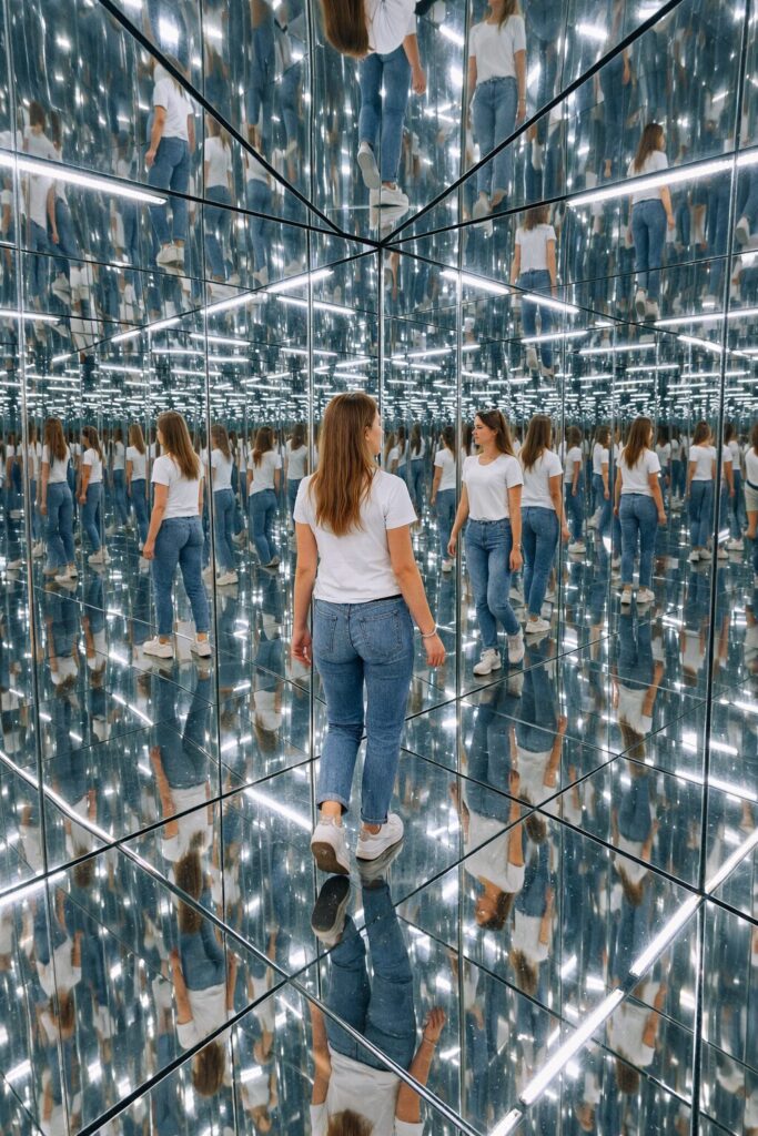 enless mirror reflections